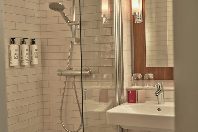 جناح بسرير كينج بإطلالة على البحر بشرفة مع أريكة، Quality Hotel Klubben 3/3