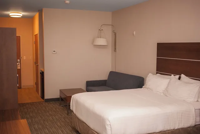 جناح بسرير كينج مع أريكة، Holiday Inn Express and Suites Logan an IHG Hotel 1/4