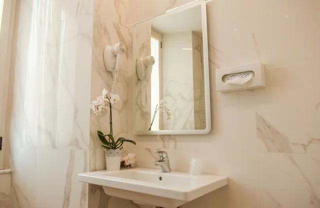 Junior Suite, Studio, 1 Double and 1 Single Bed، Hotel Palladium Palace 7/9