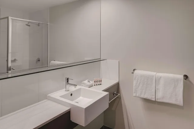 غرفة بسريرين منفصلين، Travelodge Hotel Melbourne Docklands 7/8