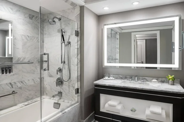 غرفة كلوب بسرير كينج بشرفة، The Ritz-Carlton, St. Louis 3/4