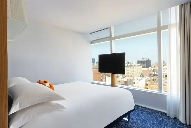 غرفة قياسية بسرير كينج، The Standard East Village 2/3