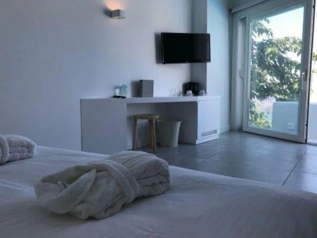 Suite, Queen Bed, Caldera View, Pool Side, Panorama Suites 3/8