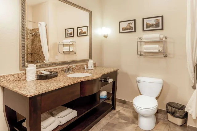 جناح بسريرين كوين مع أريكة، Comfort Suites Troy-I75 8/10