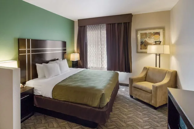 غرفة بسرير كينج، Quality Inn and Suites Airport West 1/5