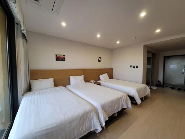 غرفة ثلاثية بشرفة، BK HOTEL JEJU 10/10