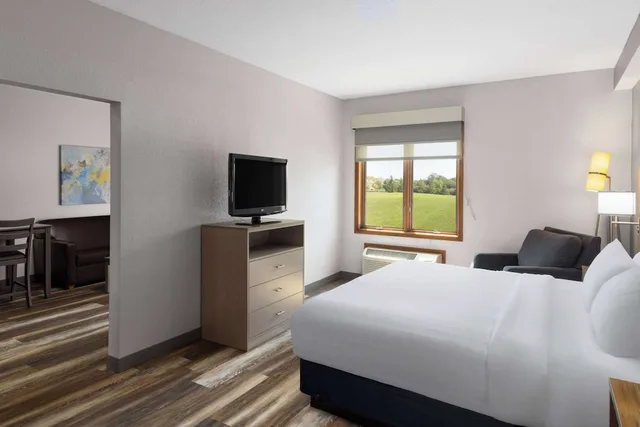 1 Bedroom, Efficiency, Deluxe, Suite, King Bed، Links Bos Landen Hotel & Spa of Pella, Trademark by Wyndham 2/3