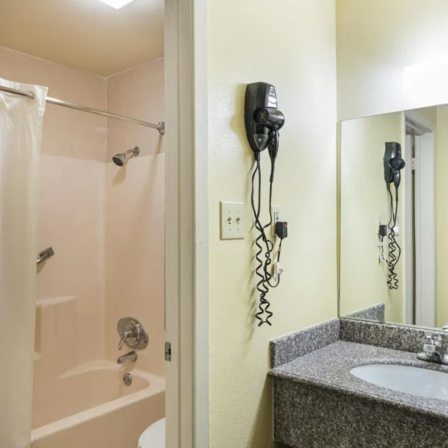 2 Full Beds - Non-Smoking, Micfridge، Motel6 Livingston, TX 8/10