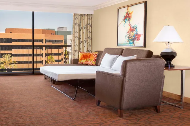 1 Bedroom, Junior Suite, King Bed, Parlor، Hilton Orange County/Costa Mesa 1/5