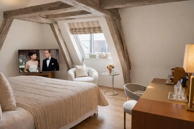 جناح جونيور بسرير كينج بإطلالة على القناة مع أريكة، Hotel Van Cleef 1/5