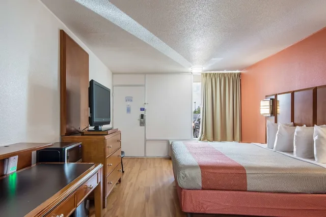 غرفة قياسية بسرير كينج لذوي الإعاقة، Motel6 Van Buren, AR 3/10