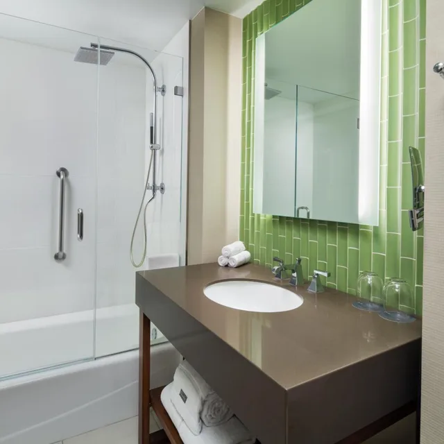 غرفة بريميوم بسريرين كوين في طابق مرتفع لذوي الإعاقة، Westin Gaslamp Quarter 3/3