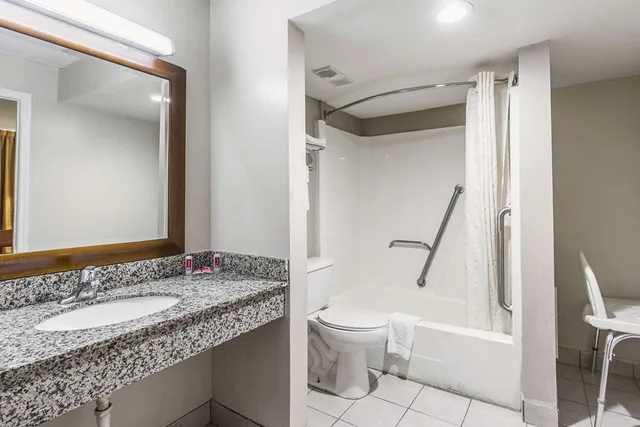 Efficiency, King Bed, Smoking, Accessible، Econo Lodge Tallahassee I-10 near University 3/4