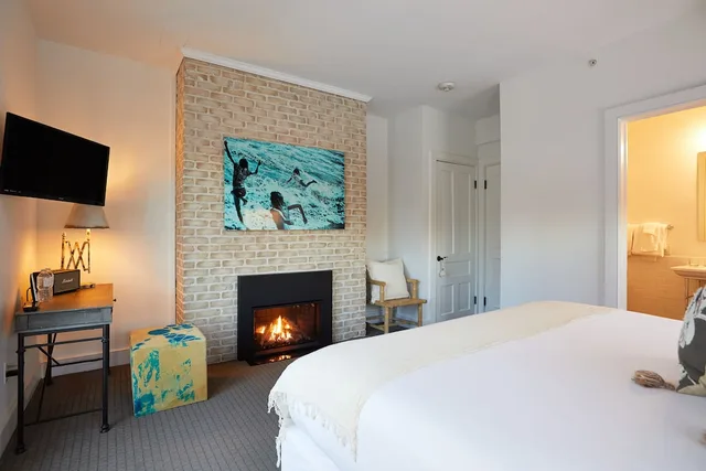 Comfort, Single, King Bed, Balcony, Shelter Harbor Inn 1/8