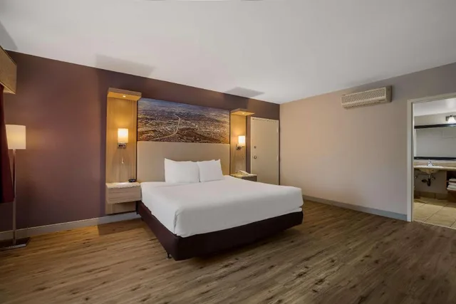 Room, King Bed, Freeway Side, Accessible، Best Western Diamond Bar Hotel & Suites 3/4