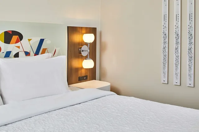 Courtyard, King Bed, Accessible، Hampton Inn and Suites Atlanta Midtown 3/6