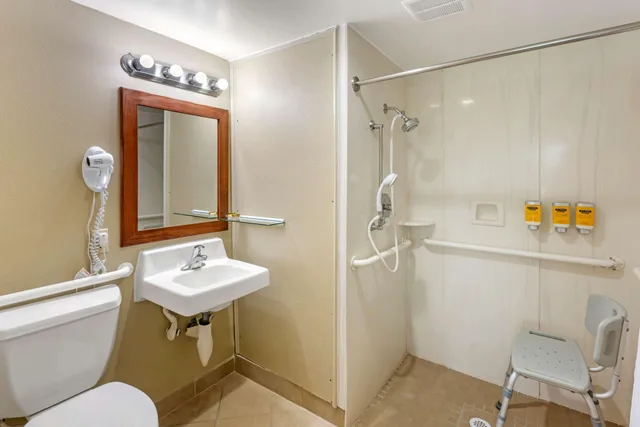 غرفة بسرير كوين يُسمح فيها بالحيوانات الأليفة بحوض جاكوزي لذوي الإعاقة، Best Western Plus Burley Inn & Convention Center 6/7