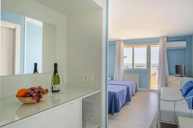 Standard, Double Bed, Pool View, Balcony or Terrace، La Barracuda Hotel 1/1