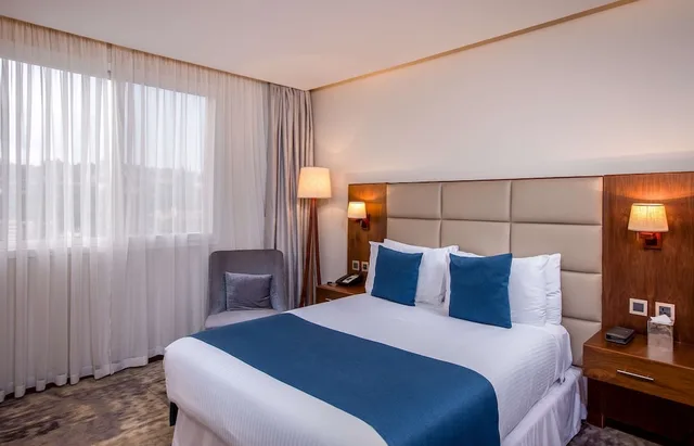 غرفة ديلوكس بسرير كوين بشرفة، Golden Tulip Canaan Kampala 7/10