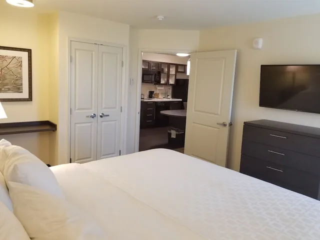جناح بسرير كينج بغرفة نوم واحدة يُسمح فيها بالحيوانات الأليفة، Candlewood Suites Davenport 1/2