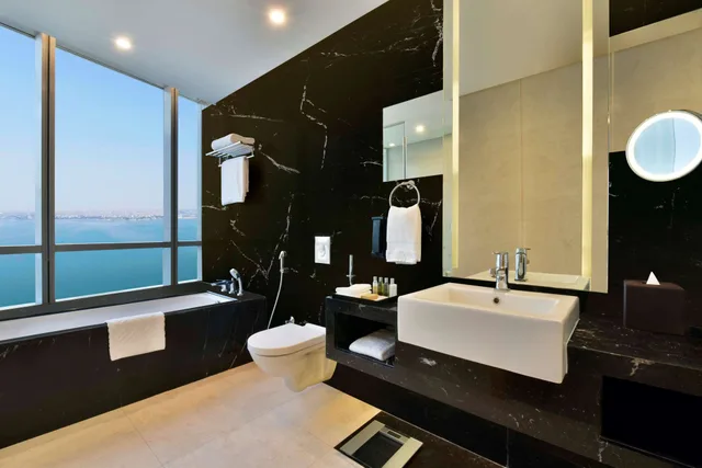 شقة بسرير كينج بإطلالة على البحر بشرفة بغرفتي نوم، Hilton Bahrain 4/4