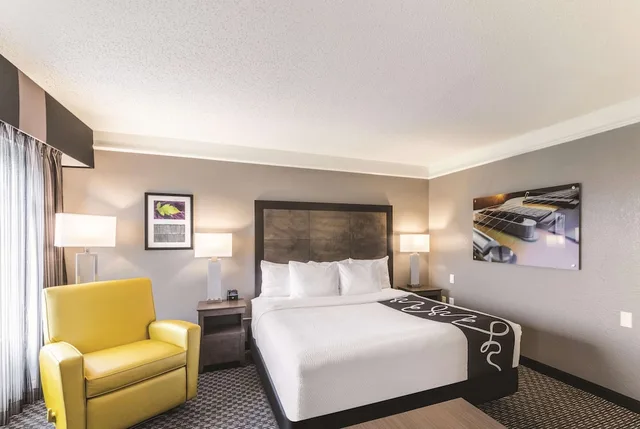 غرفة بسرير كينج لذوي الإعاقة، La Quinta Inn and Suites by Wyndham Austin Near The Domain 3/7
