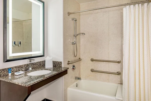 غرفة بسرير كينج، FOUR POINTS BY SHERATON KALAMAZOO 6/6