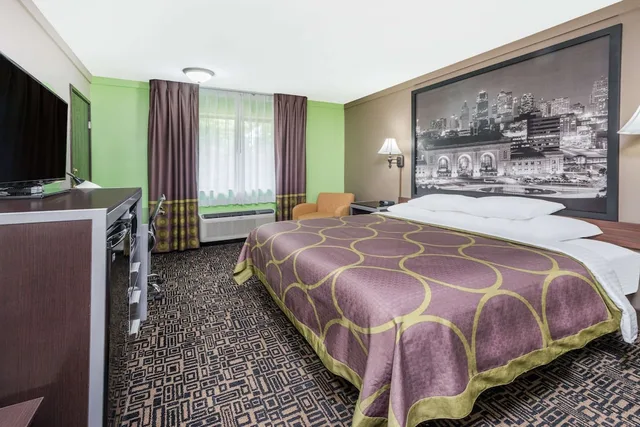 غرفة تنفيذية بسرير كينج مع أريكة، Super 8 by Wyndham Warrensburg 2/4