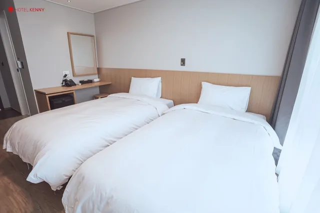 غرفة قياسية بسريرين منفصلين بإطلالة على البحر، Hotel Kenny Yeosu 2/4