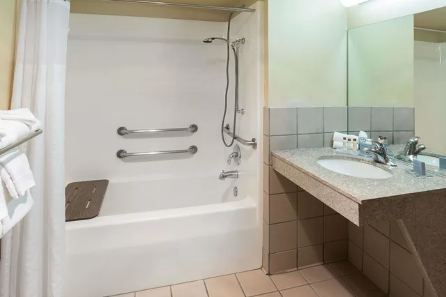 غرفة بسرير كينج لذوي الإعاقة، Hawthorn Suites By Wyndham Napa Valley 7/9