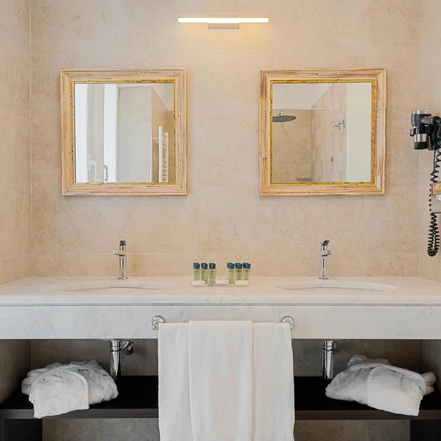 غرفة ثلاثية بشرفة، Hotel Excelsior 6/9