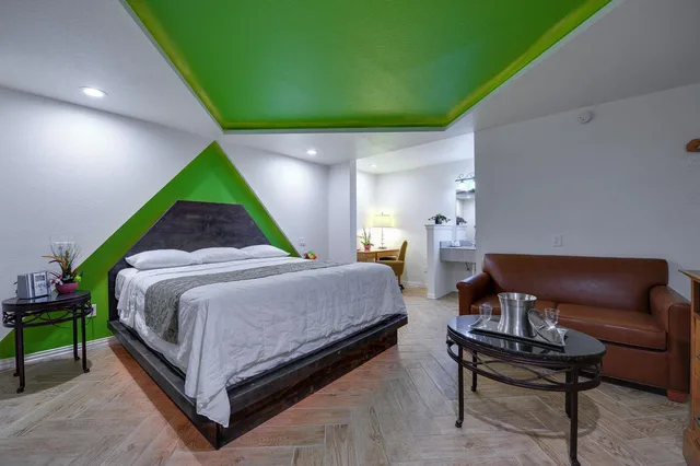 Dream, Suite، Romantic Inn Suites 6/10
