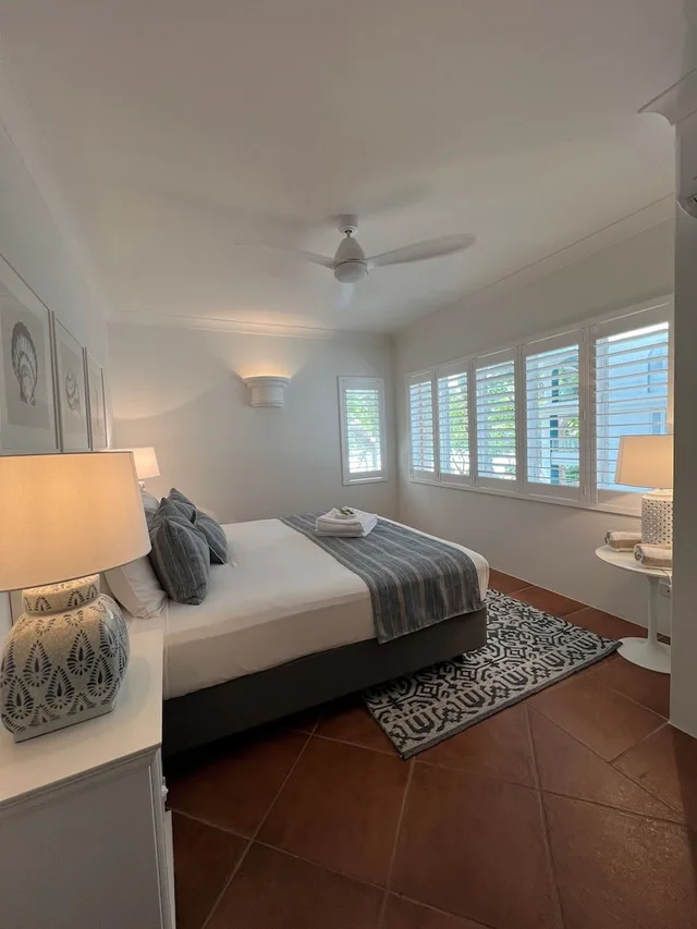 3 Bedrooms, Twin Beds, 2 King Beds, Beach View, Beachview Apartments at Villa Paradiso 2/6