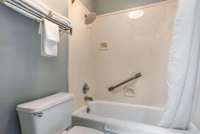 غرفة بسرير كينج للمدخنين، Econo Lodge Inn & Suites Philadelphia MS 4/4