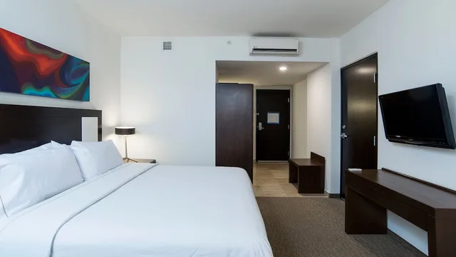 غرفة قياسية بسرير كينج، Holiday Inn Guadalajara Patria-Universidad 1/9