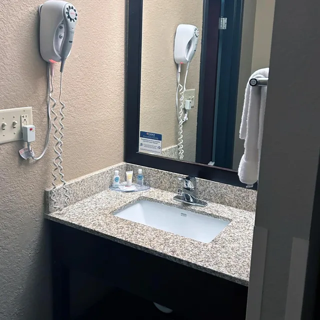 Upgrade, Superior, Suite, 2 Queen Beds، Comfort Inn & Suites Evansville Airport 1/3