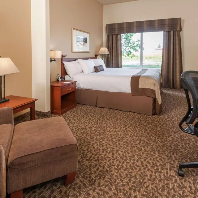 غرفة بسرير كينج وسرير كوين لذوي الإعاقة، Wingate by Wyndham Edmonton West 4/8
