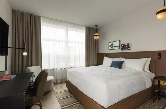 Urban, King Bed, Kissel Uptown Oakland, in the Unbound Collection by Hyatt 5/8