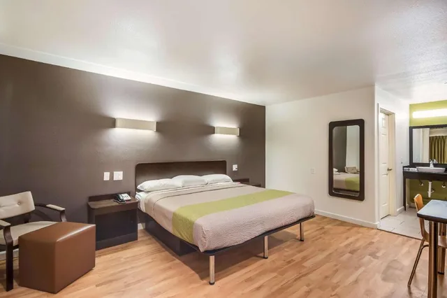 1 King Bed - Mobil Acc Ri Shwr Nsmk Kitchen، Studio6 Huntsville, TX 4/9