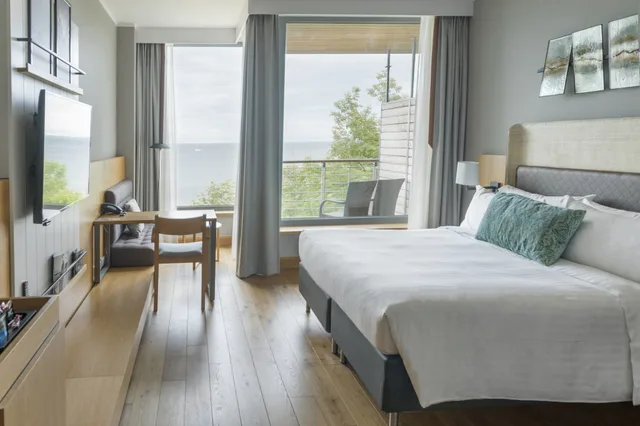 غرفة سوبيريور بسرير كينج بإطلالة على البحر بشرفة، Sopot Marriott Resort and Spa 1/9