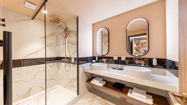 جناح تنفيذي بسرير مزدوج مع أريكة، Golden Tulip Aix Les Bains 3/3