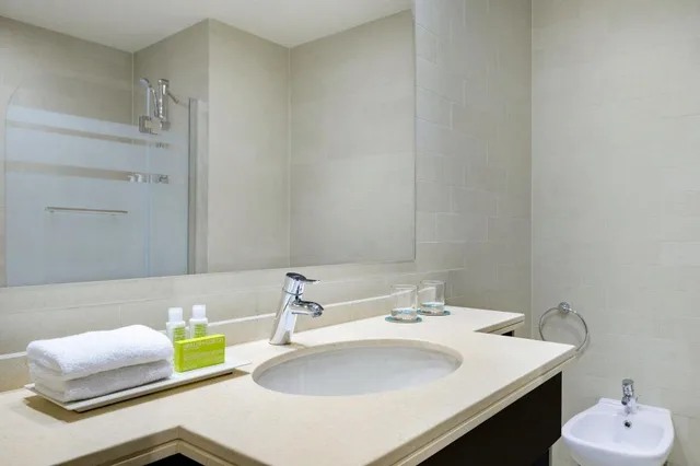 غرفة كلوب بسرير كينج بإطلالة على البحر، Le Meridien City Center Doha 10/10