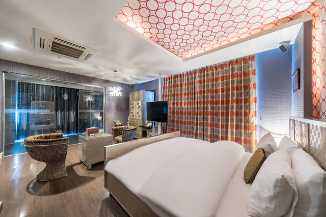 جناح ملكي، Hotel Wiz 1/2