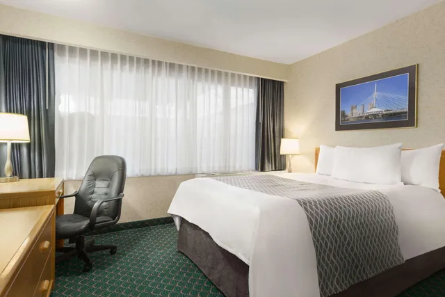 غرفة بسرير كوين، Travelodge by Wyndham Winnipeg East 1/1