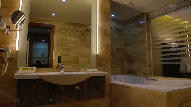 جناح بجاكوزي، Olive Tree Hotel 9/10