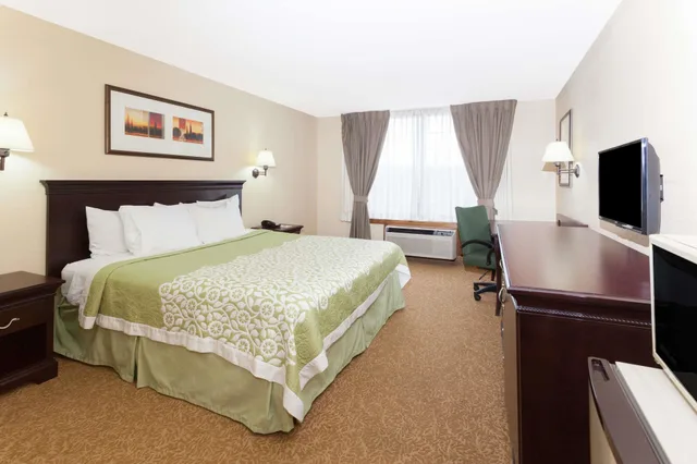غرفة بسرير كينج، Days Inn & Suites By Wyndham Tucker/Northlake 2/6