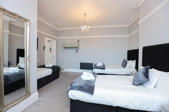 Executive, Suite, 1 Single and 3 Double Beds، Hotel Anfield 3/10