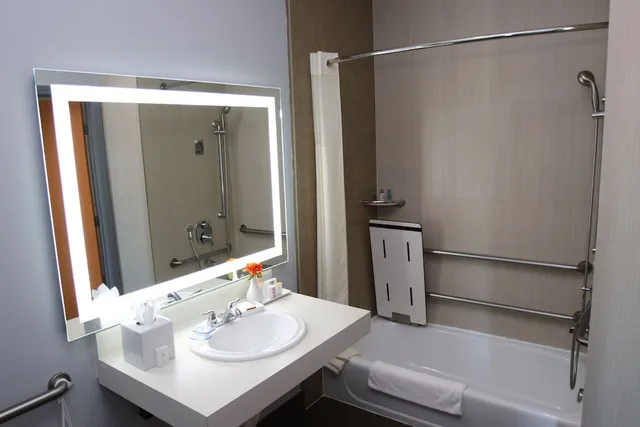 جناح أساسي بسرير كينج لذوي الإعاقة، BLVD Hotel and Studios Universal-Hollywood, an Ascend Collection Hotel 6/9
