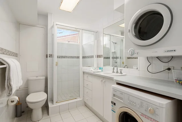 1 Bedroom, Deluxe, Apartment, Queen Bed, Garden View, 84 The Spit Holiday Apartments 8/8