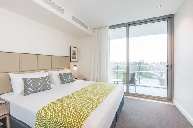 1 Bedroom, Apartment, King Bed, Hinterland View, Wyndham Hotel Surfers Paradise 1/2